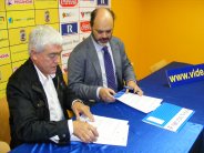 Manel Fernández, Presidente de VIDE, e Jaime Abella, Xerente de Faro de Vigo, no momento da firma do convenio de colaboración do diario decano coa Fundación. 16.10.13.