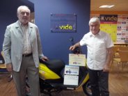 Manel Fernández, Presidente de VIDE, e Juan Luis Carro, Xerente de Movisa, no momento da renovación da empresa viguesa ao programa Siareiros. Setembro 2013.