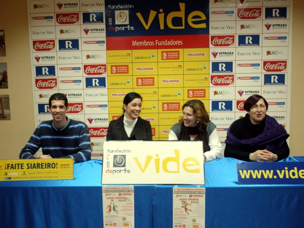 Presentación da Liga LINCO LINORSA. Na foto a directiva acompañados da Directora Xerente de VIDE,  Laura Magdalena. Xaneiro 2010.
