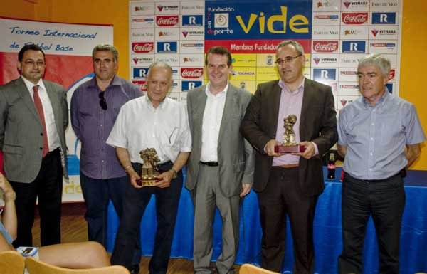 Abel Caballero, Manel Fernández e Jorge Santos cos Premios VIDE tempada 2010/11 na presentación da Vigo Cup 2011. 30.06.11.