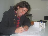 Carlos Blanco asinando o contrato. Marzo 2011.